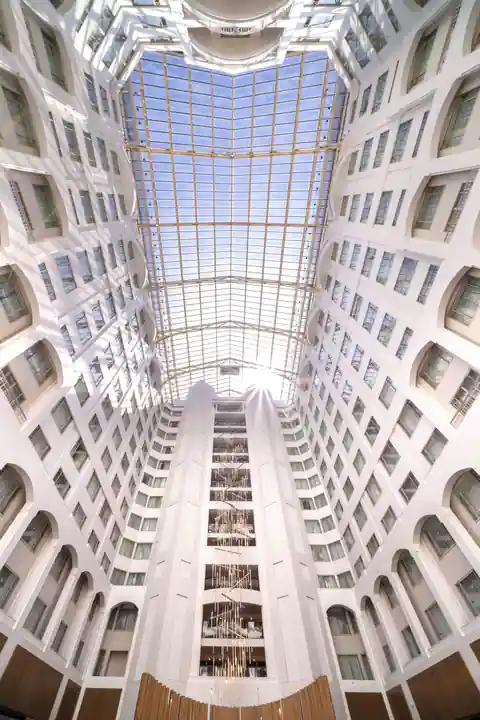 Atrium vitré d'un grand hôtel