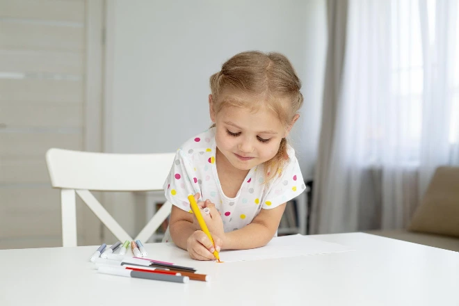 Enfant qui dessine, partenariat avec L'Enfant Bleu