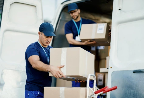 Livreurs OMA Water déchargeant des cartons