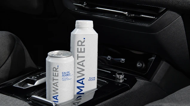 Canettes OMA Water dans une console de voiture