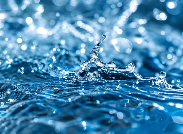 Éclaboussure d'eau cristalline