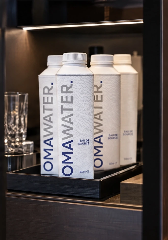 Briques Tetra Pak OMA Water dans le minibar d'une chambre d'hôtel