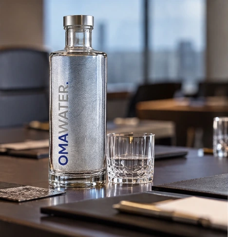 Carafe OMA Water personnalisée en salle de réunion
