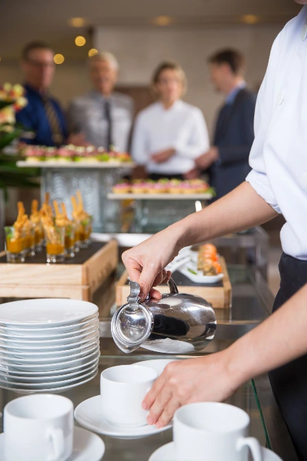 Service traiteur lors d'un buffet