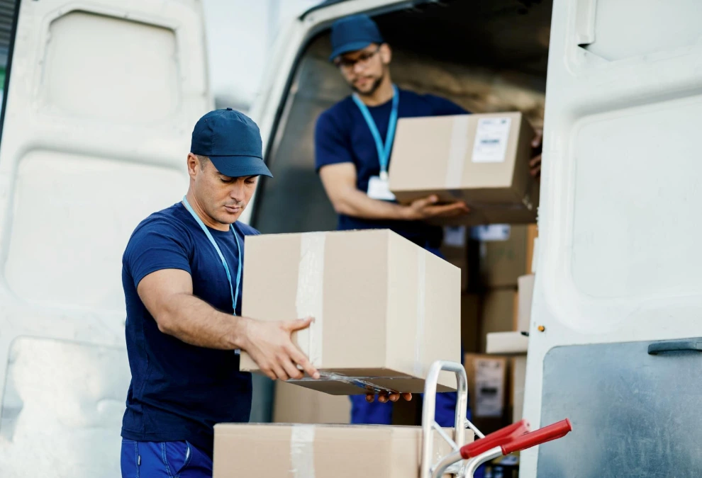 Livreurs OMA Water déchargeant des cartons