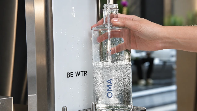 Remplissage d'une carafe OMA à la fontaine